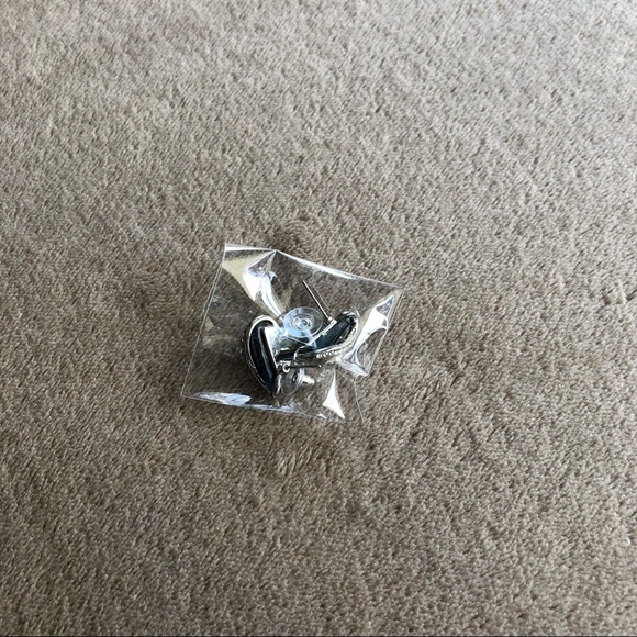 ✨2/$7✨ Earrings: Triangle Earrings, Gray, 1 pair 🛍 Bundle Me! - Picture 7 of 9